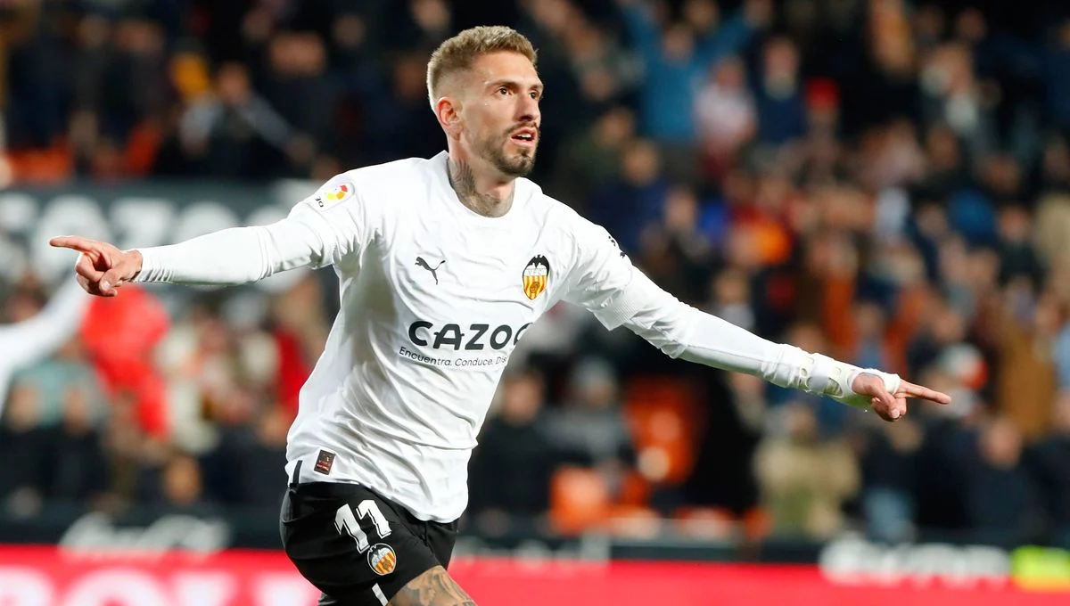 Samu Castillejo, en la rampa de salida del Valencia CF