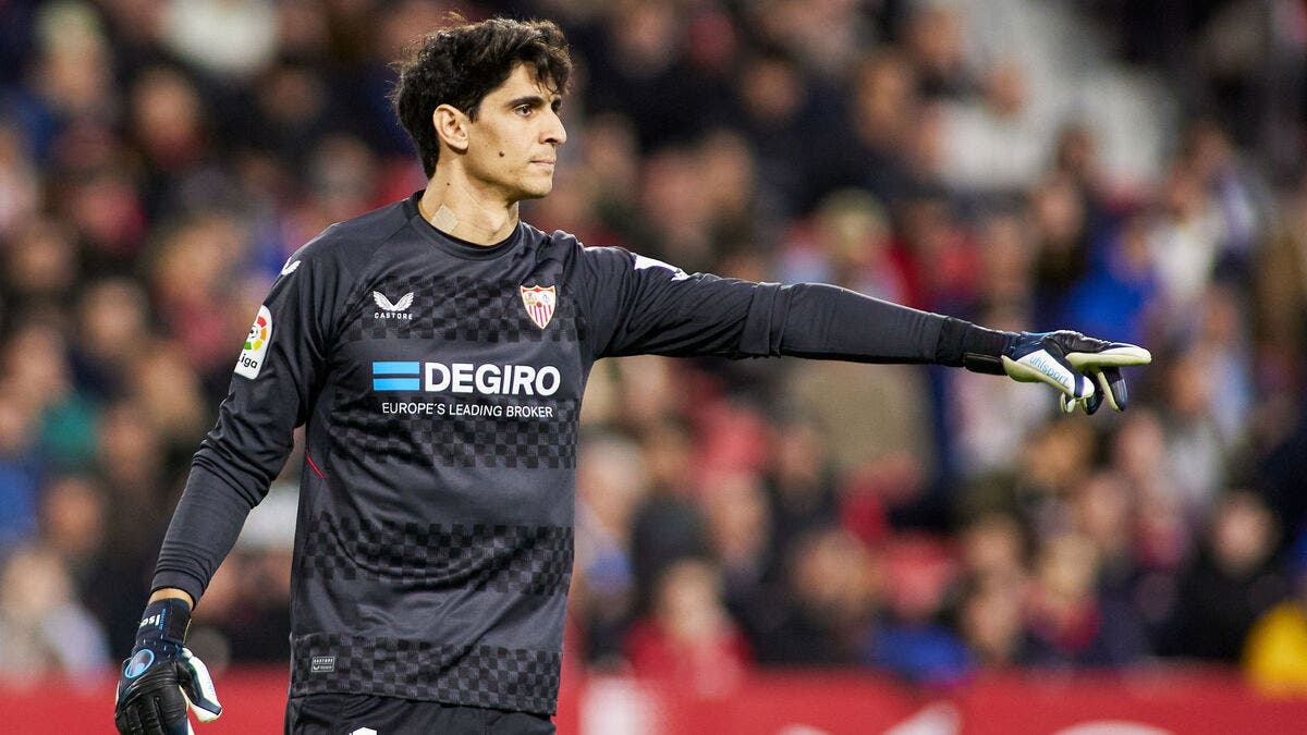 El Sevilla FC le abre la puerta a Bono