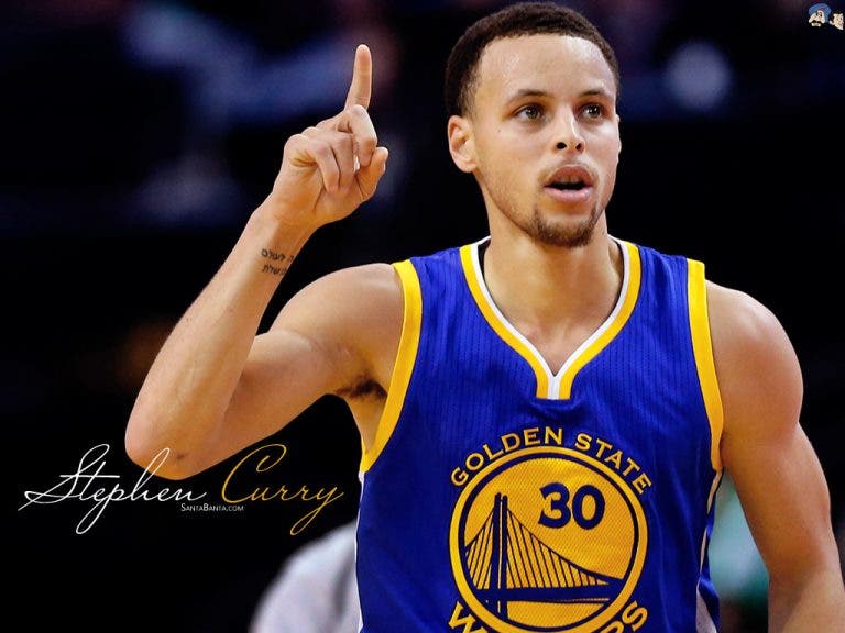 Stephen Curry en la cancha de baloncesto.