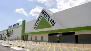 Entrada de la tienda Leroy Merlin mostrando una promoción de aire acondicionado.