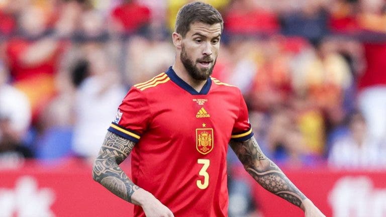 Íñigo Martínez vistiendo el uniforme de la selección española, posible pieza clave en la estrategia de Barcelona Xavi.