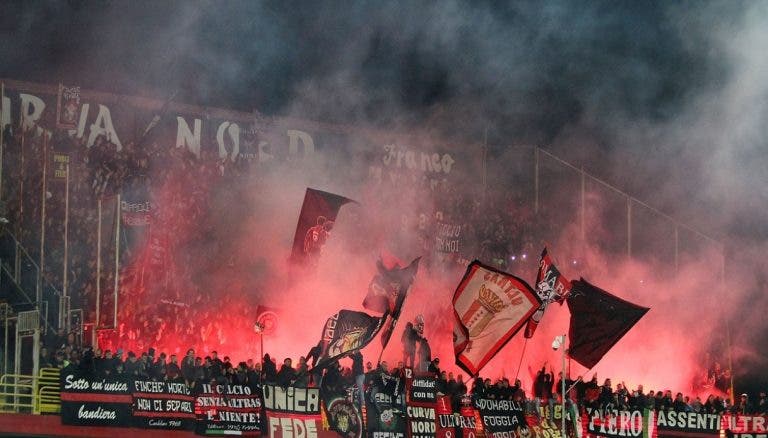 Los tifosi del Foggia incendiaron el estadio del Tarento