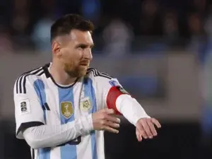 escupe a messi