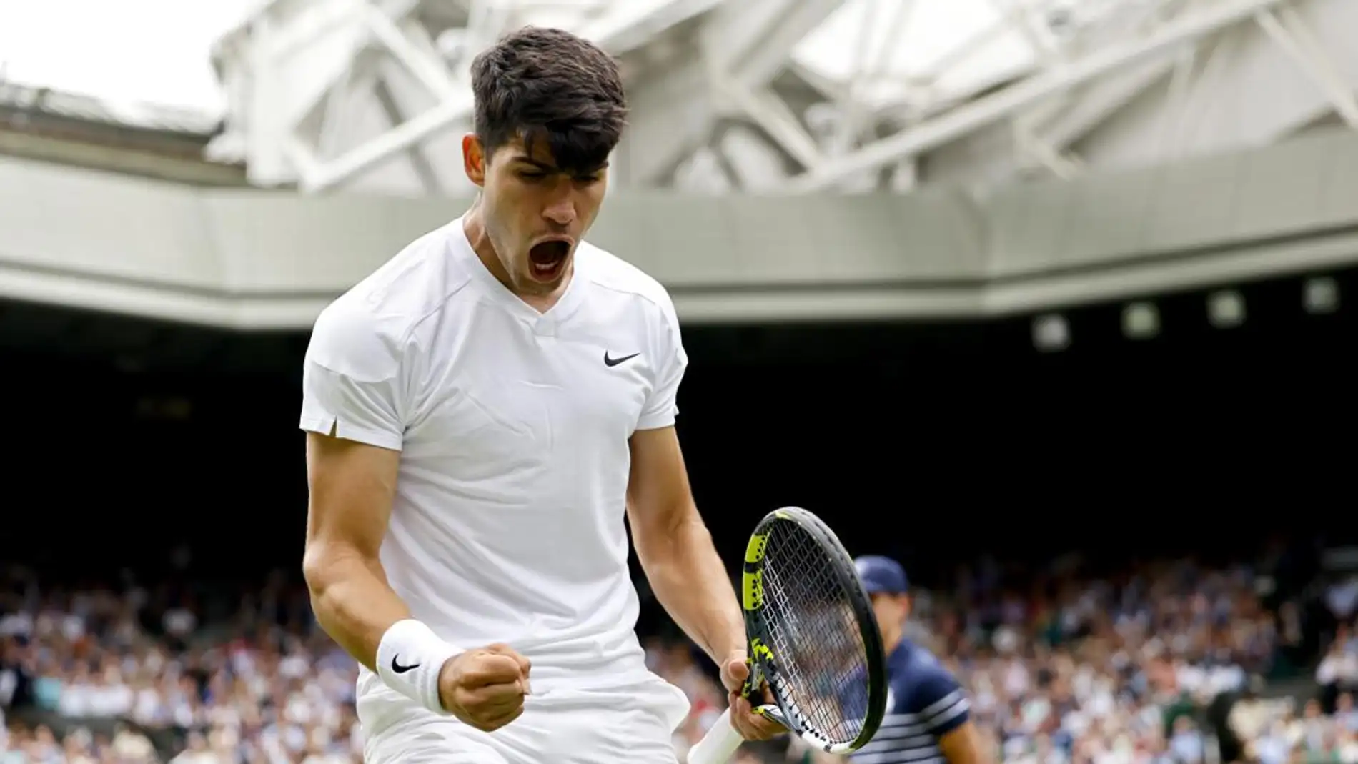 Alcaraz a semifinales de Wimbledon contra Medvedev a pesar del mal tiempo