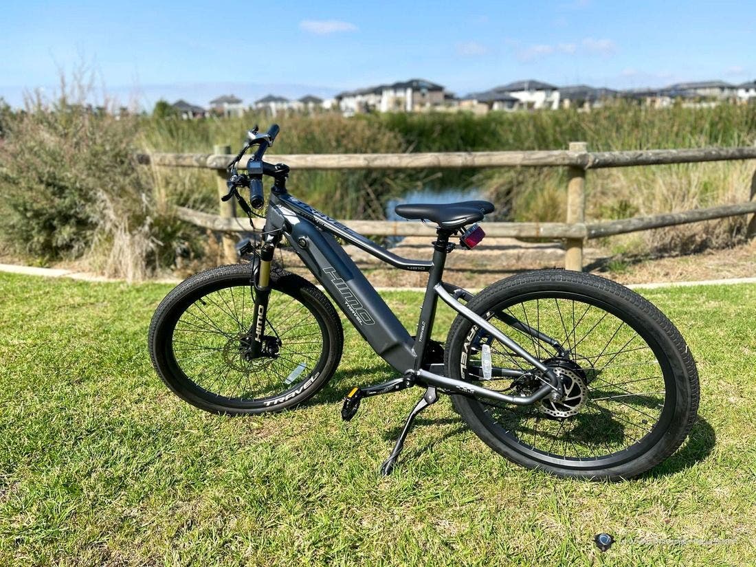 Su peso total es de 26 kilos, lo que la hace manejable para una bicicleta de su tipo, y viene equipada con un cambio Shimano de 7 velocidades y frenos de disco mecánicos.