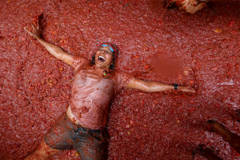 Buñol inunda sus calles con 150.000 kilos de tomate en la multitudinaria Tomatina