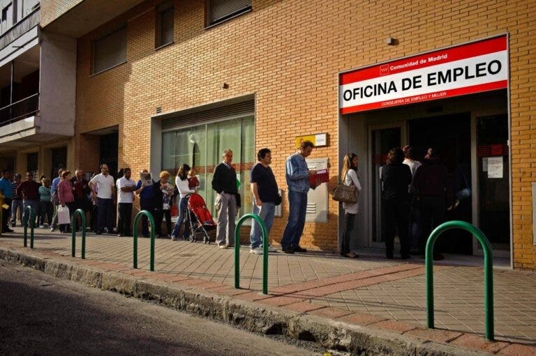 El mercado laboral español marca récords históricos de ocupación y baja el desempleo a cifras de 2008