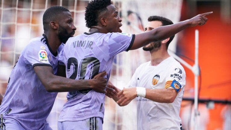 Vinicius Jr enfrenta el cachondeo en LaLiga con el balón de playa