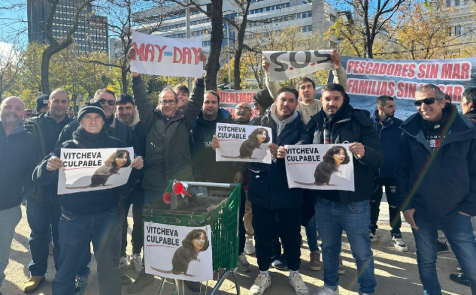 Esta medida, planteada con el objetivo de preservar las especies marinas, ha generado una reacción enérgica tanto del gobierno español como del sector pesquero.