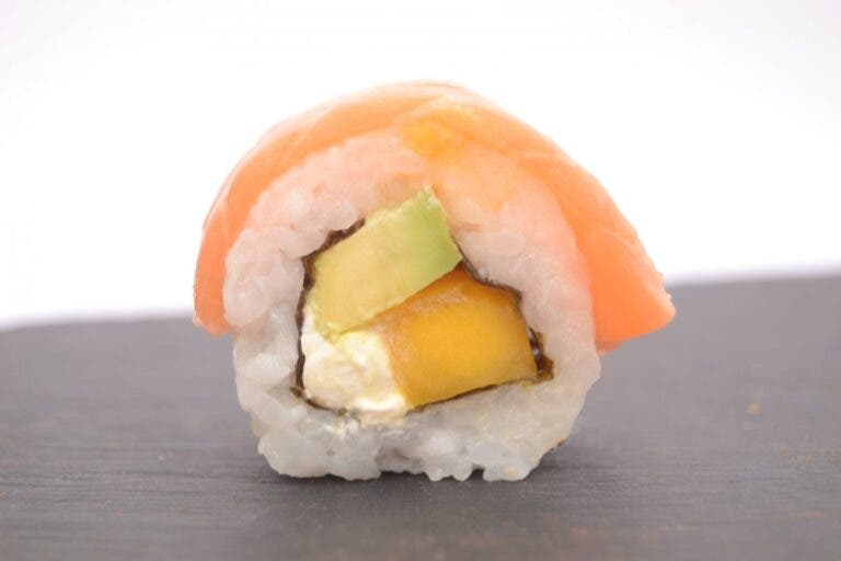 futomaki-de-salmon-flambeado-mango-y-maracuya-de-mercadona